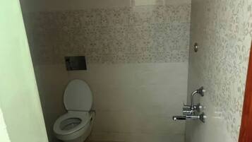 Shower, rainfall showerhead, free toiletries, towels
