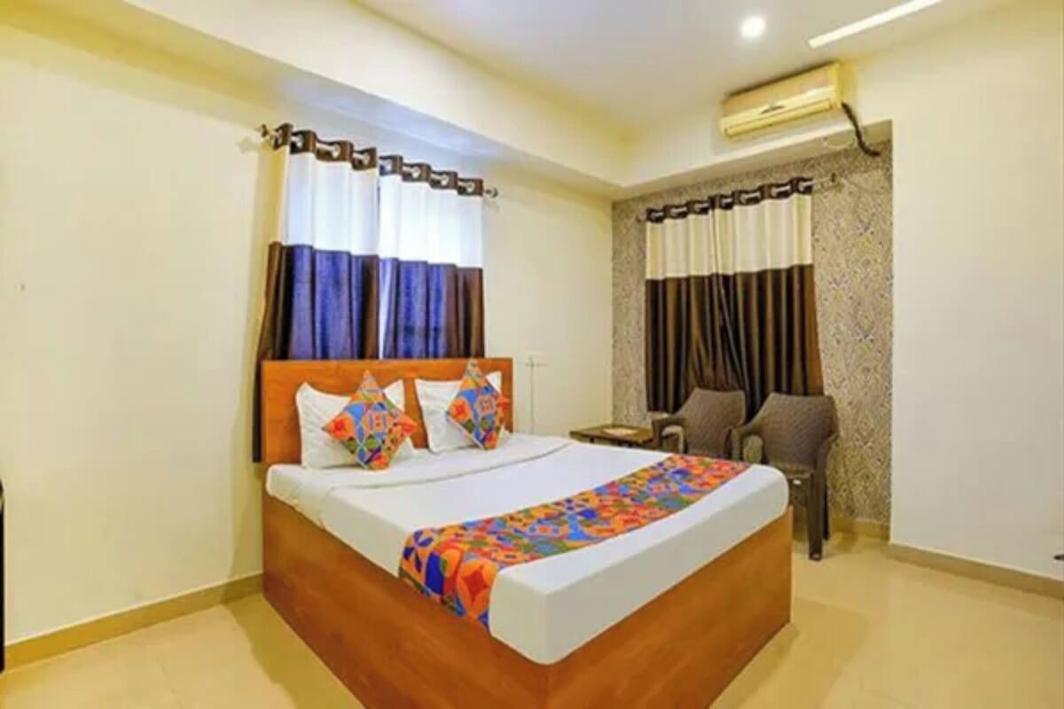 Egyptian cotton sheets, premium bedding, in-room safe, desk