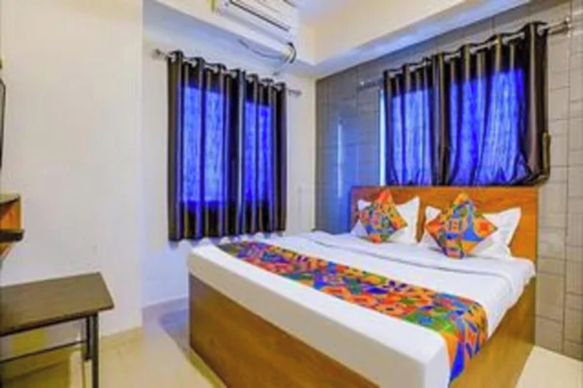 Egyptian cotton sheets, premium bedding, in-room safe, desk