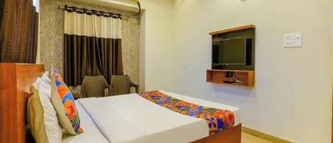 Egyptian cotton sheets, premium bedding, in-room safe, desk