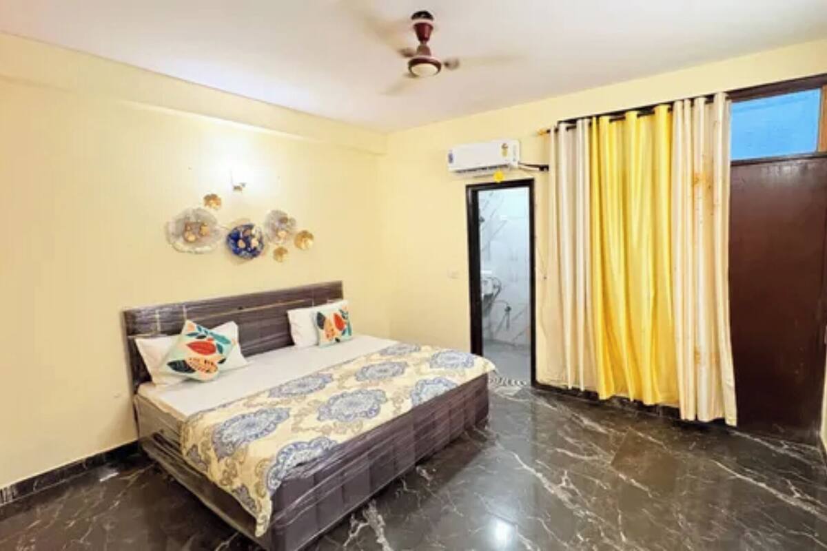 Deluxe Room | Egyptian cotton sheets, premium bedding, in-room safe, desk