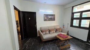 Egyptian cotton sheets, premium bedding, in-room safe, desk - Via Platinum Key (New Delhi)