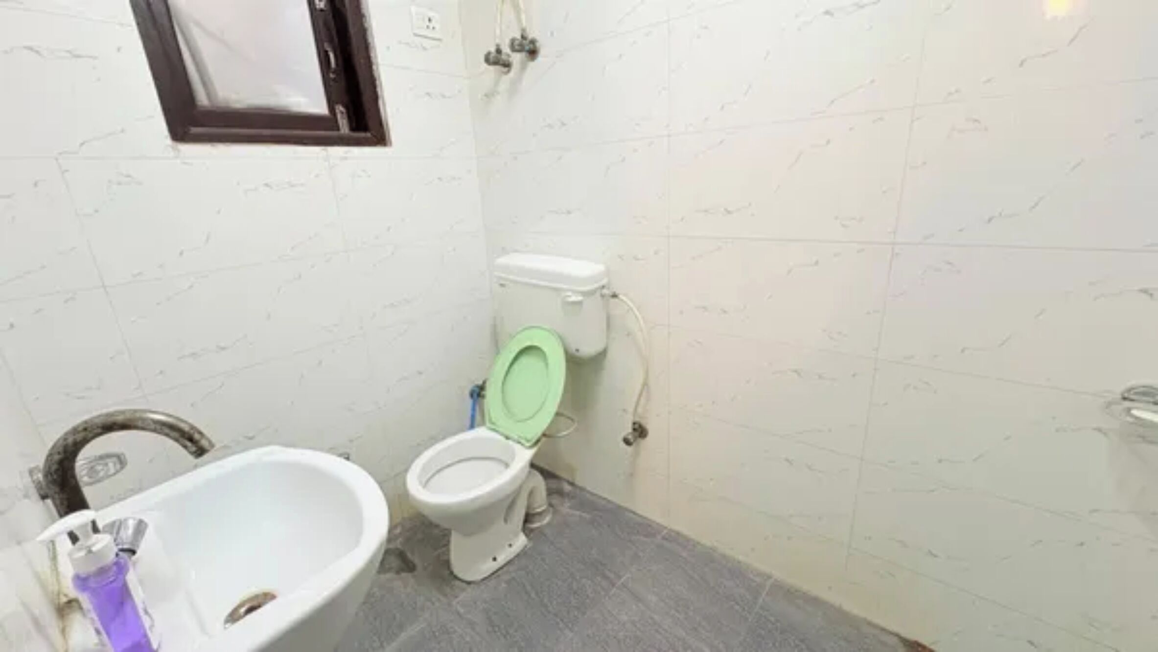 Shower, rainfall showerhead, free toiletries, towels
