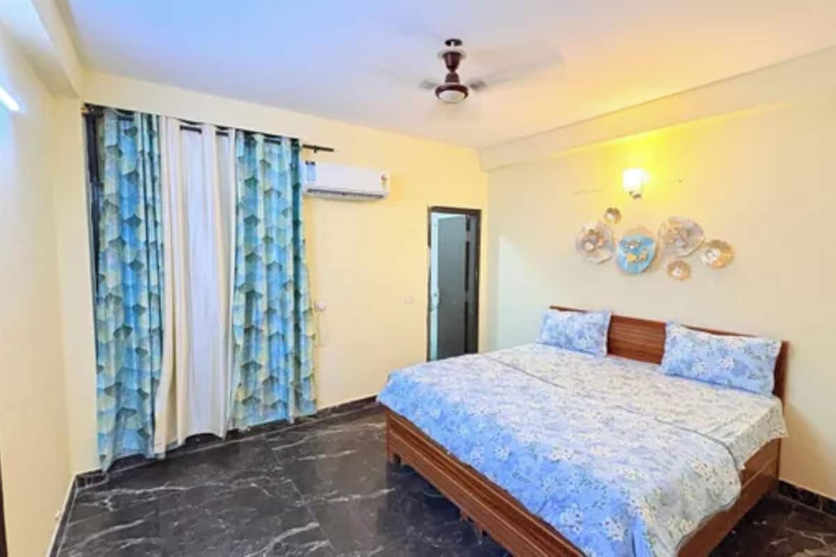 Premium Room | Egyptian cotton sheets, premium bedding, in-room safe, desk