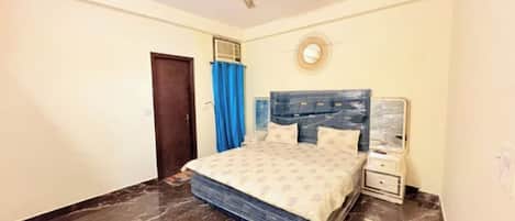 Egyptian cotton sheets, premium bedding, in-room safe, desk