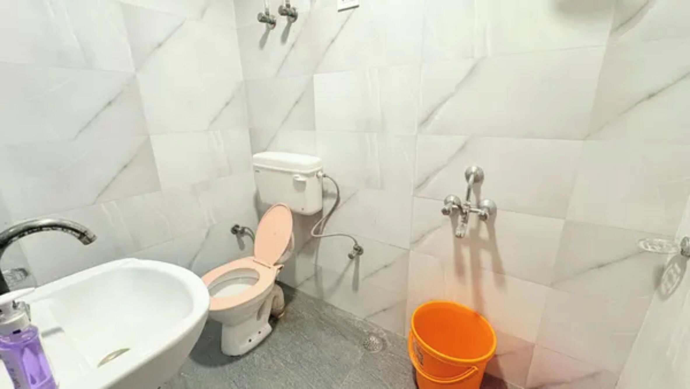 Dusche, Regendusche, kostenlose Toilettenartikel, Handtücher