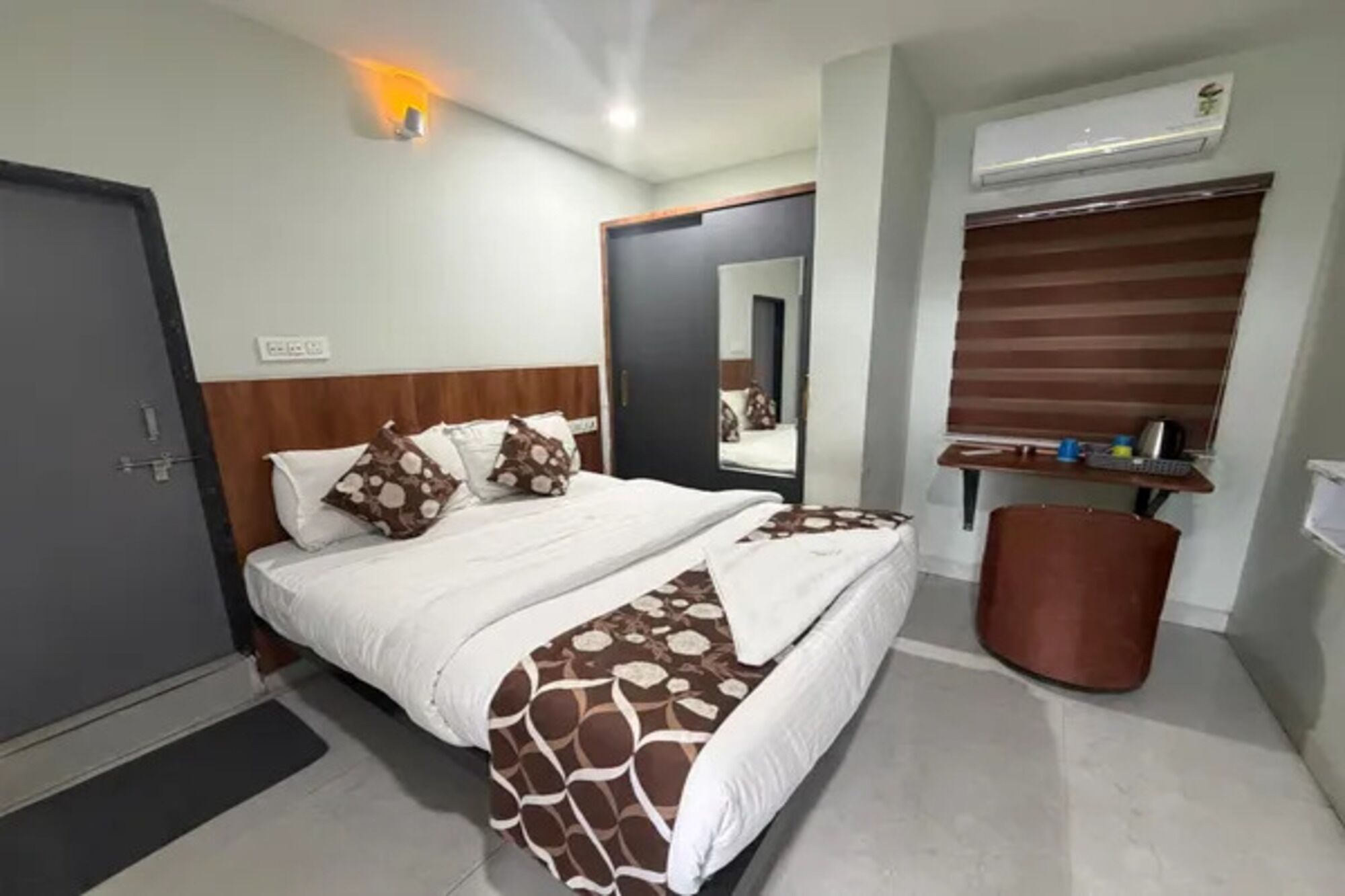 Deluxe Room | Egyptian cotton sheets, premium bedding, in-room safe, desk