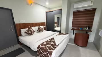 Deluxe kamer | Lakens van Egyptisch katoen, luxe beddengoed, een kluis op de kamer