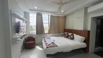 Egyptian cotton sheets, premium bedding, in-room safe, desk