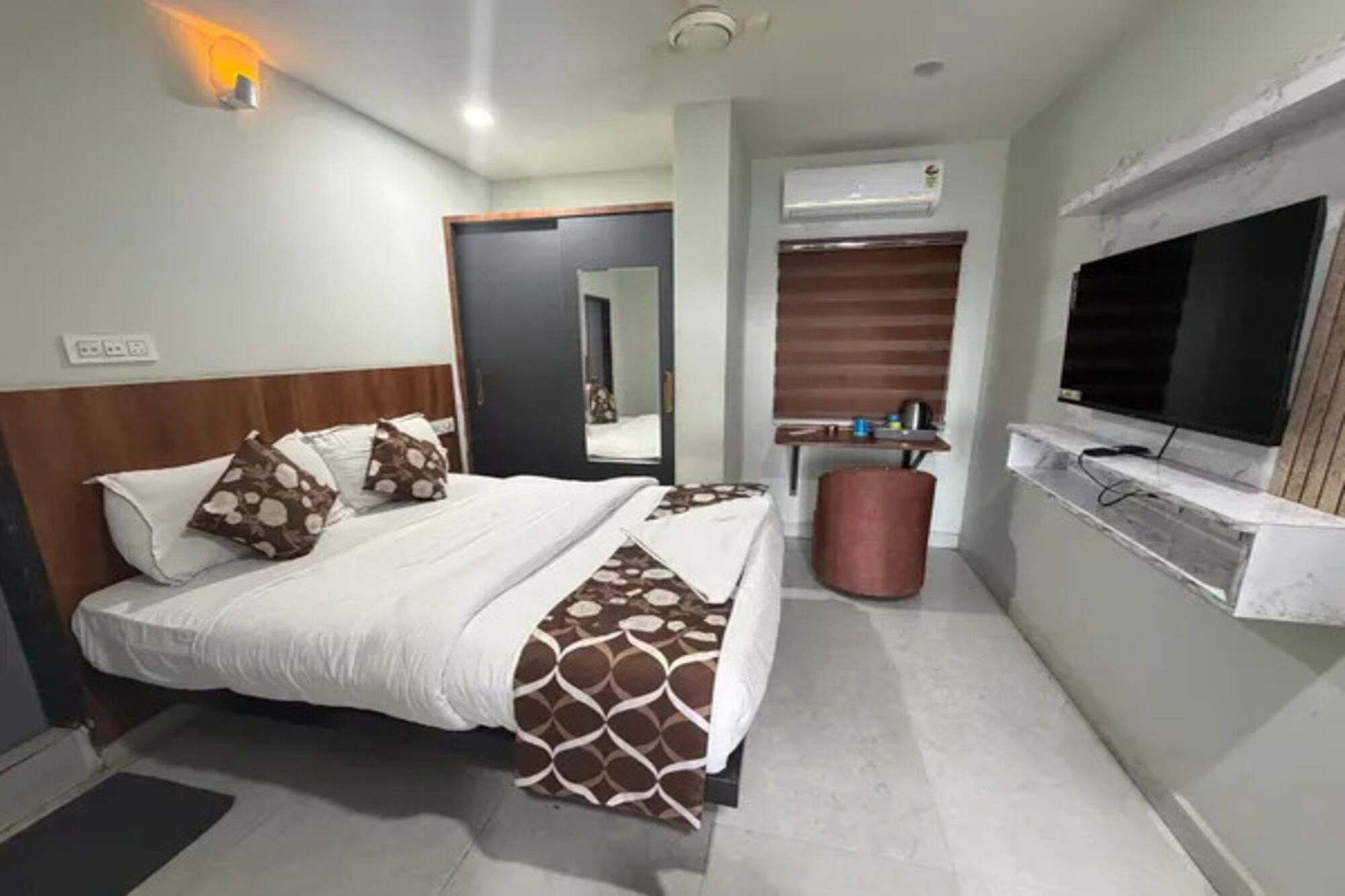 Egyptian cotton sheets, premium bedding, in-room safe, desk