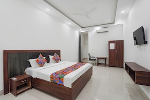 Egyptian cotton sheets, premium bedding, in-room safe, desk