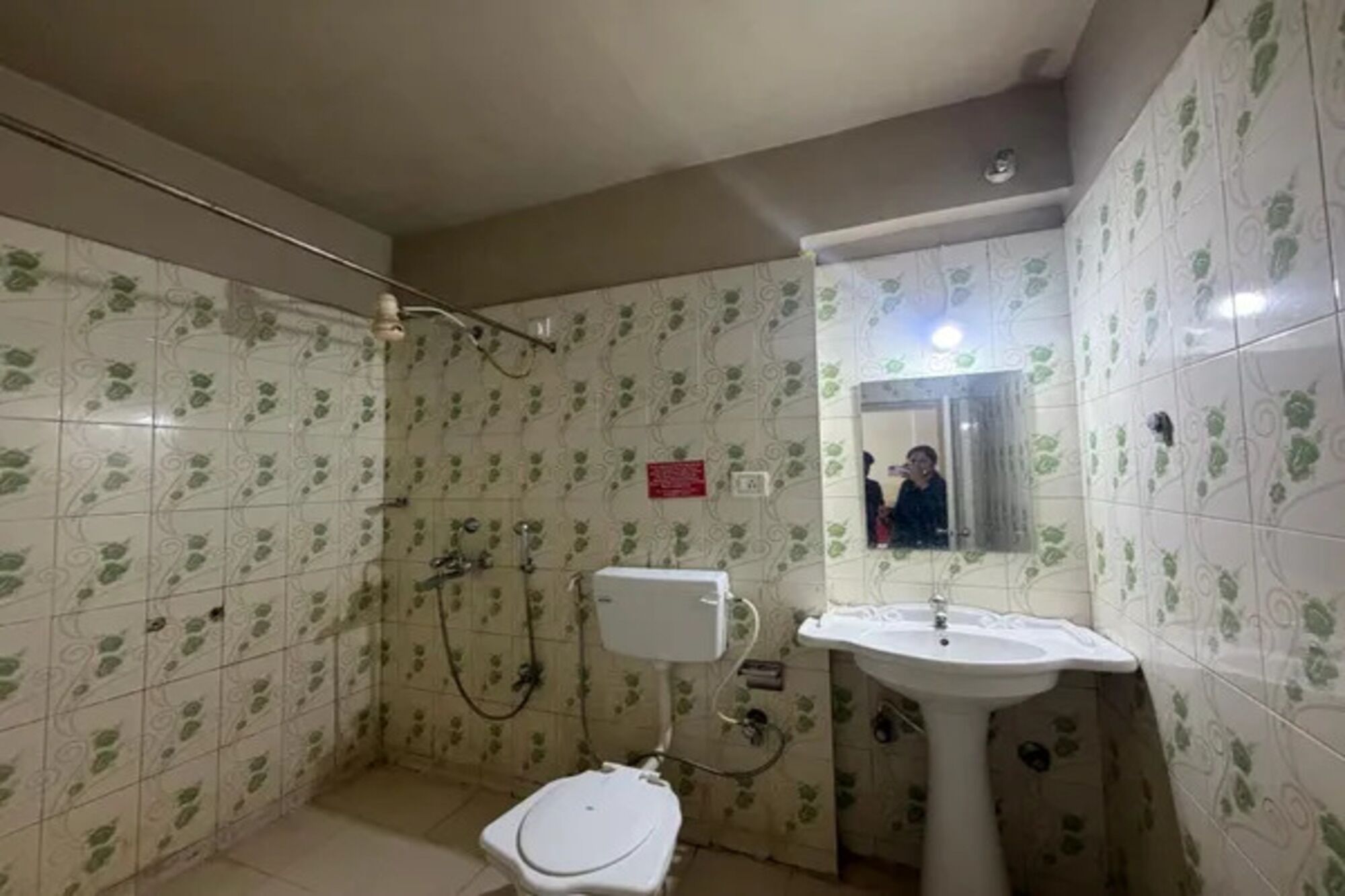 Shower, rainfall showerhead, free toiletries, towels