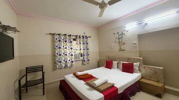 Deluxe Room | Egyptian cotton sheets, premium bedding, in-room safe, desk