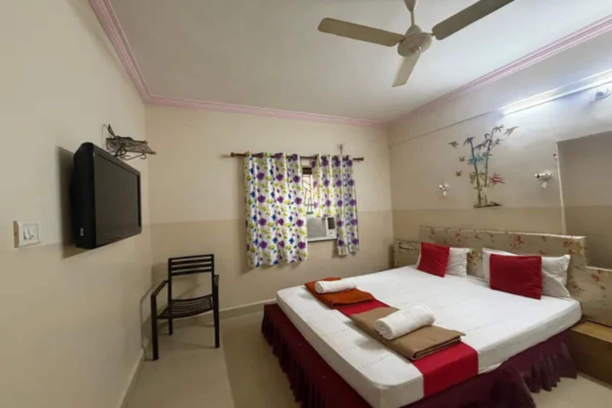 Deluxe Room | Egyptian cotton sheets, premium bedding, in-room safe, desk