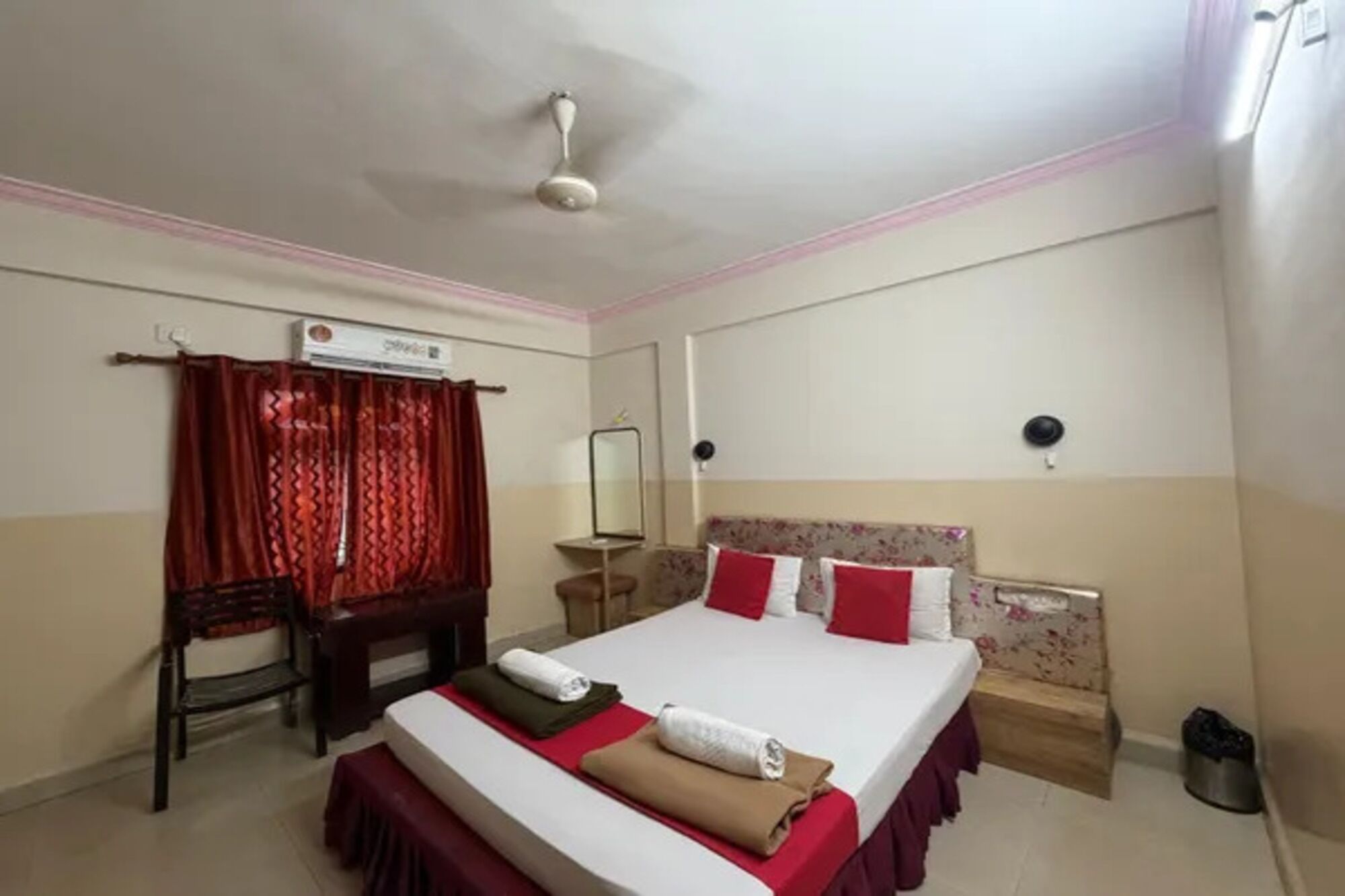 Egyptian cotton sheets, premium bedding, in-room safe, desk