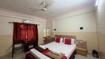 Egyptian cotton sheets, premium bedding, in-room safe, desk