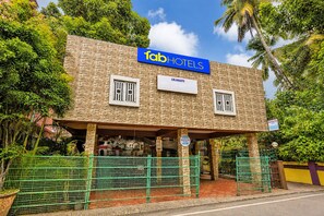 A hotel with a sign reading 'fab hotels' and a location sign 'CALANGUTE'. - FabHotel Manvin's Inn (Panaji)