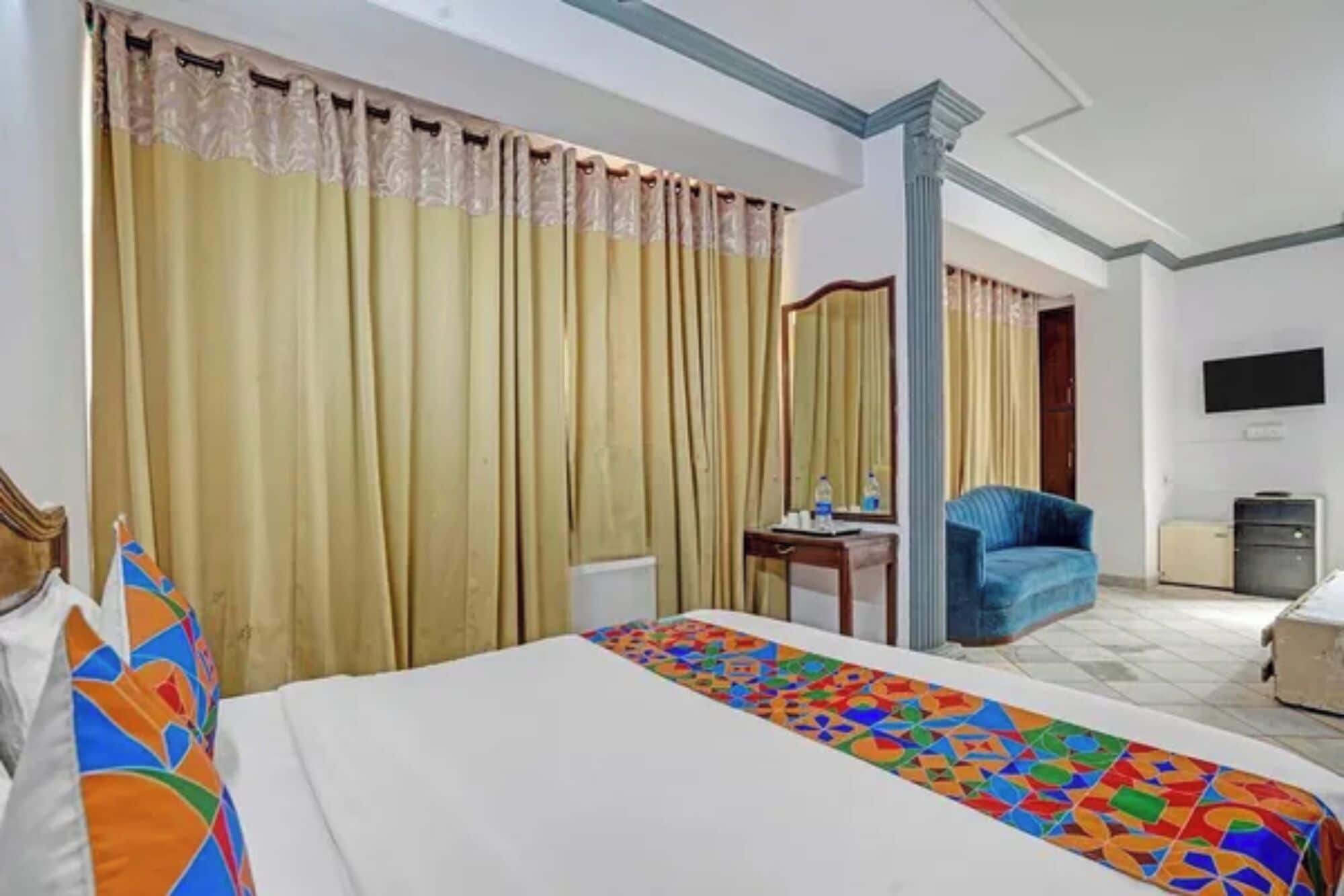 Egyptian cotton sheets, premium bedding, in-room safe, desk