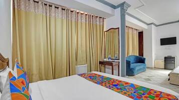 Egyptian cotton sheets, premium bedding, in-room safe, desk
