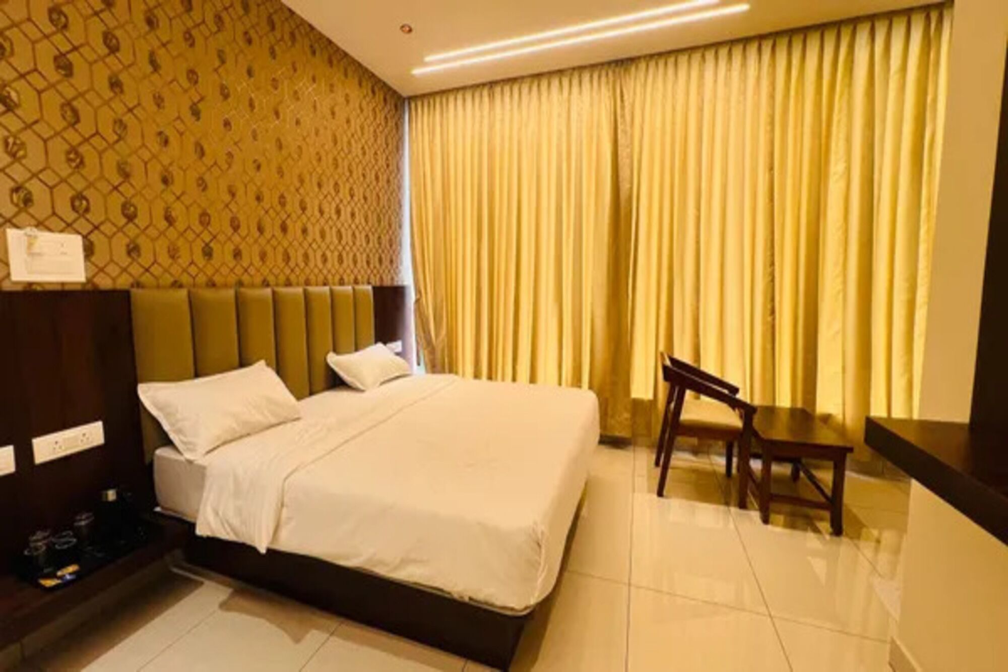 Suite | Egyptian cotton sheets, premium bedding, in-room safe, desk