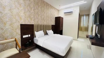 Kamar Premium | Seprai katun Mesir, seprai premium, brankas, dan meja kerja