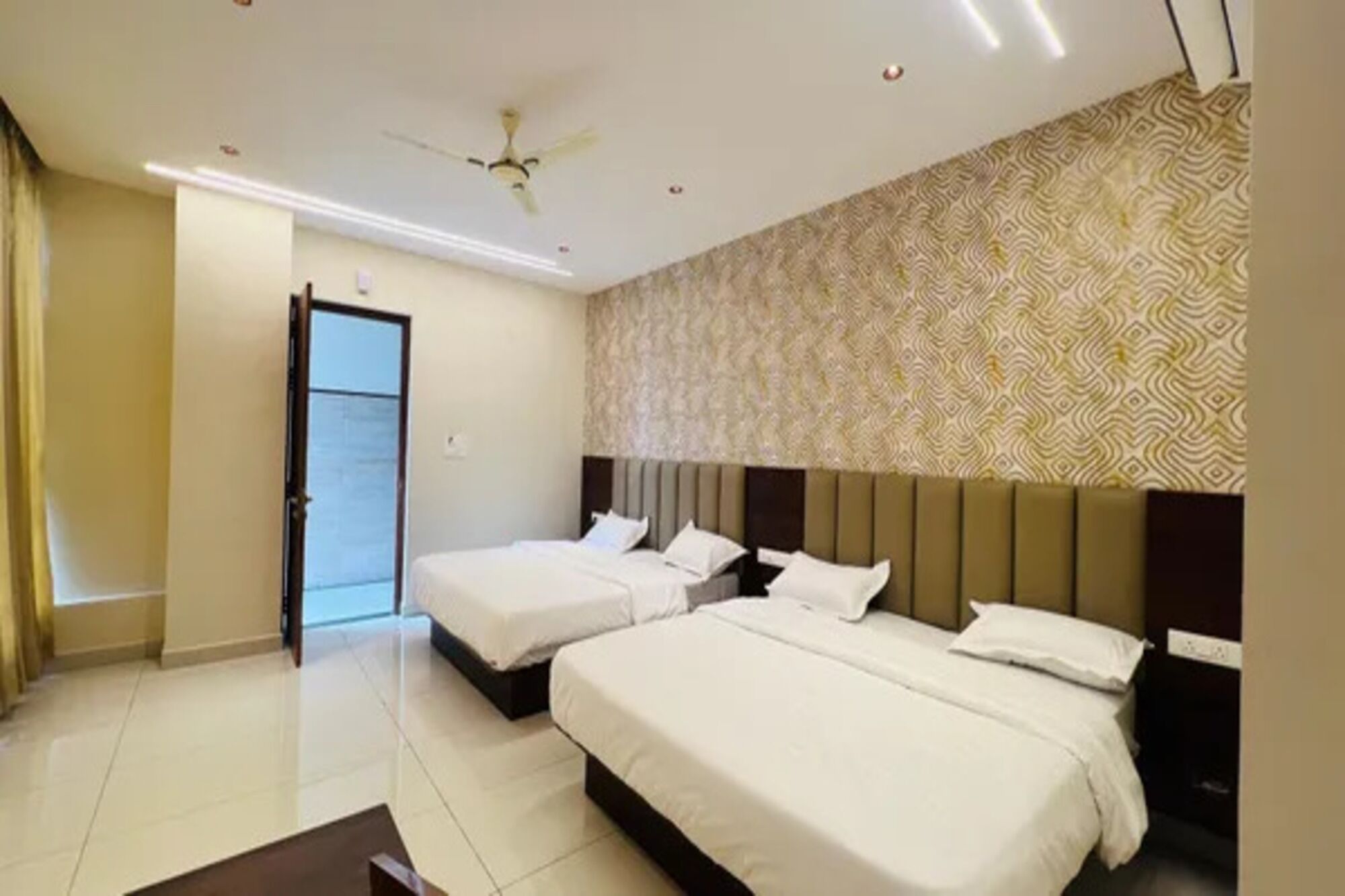 Egyptian cotton sheets, premium bedding, in-room safe, desk