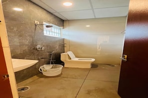 Shower, rainfall showerhead, free toiletries, towels - Fabhotel Golden Inn Kr Puram (Bangalore)