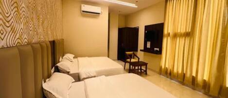 Egyptian cotton sheets, premium bedding, in-room safe, desk