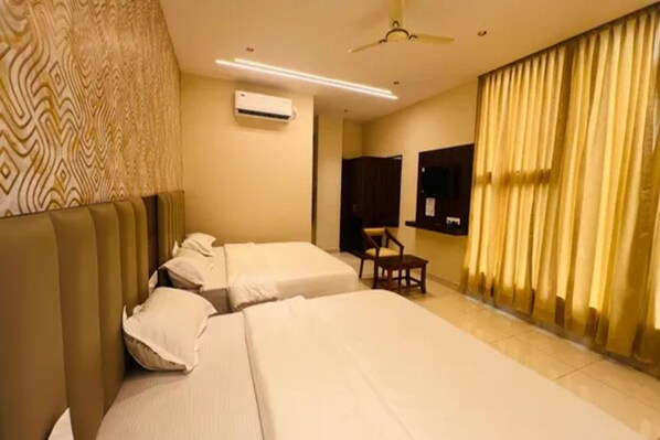 Egyptian cotton sheets, premium bedding, in-room safe, desk - Fabhotel Golden Inn Kr Puram (Bangalore)