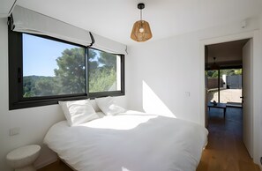 6 bedrooms, iron/ironing board, WiFi, bed sheets