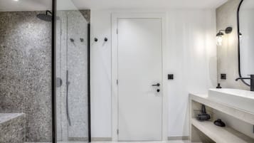 Dusche, Haartrockner, Handtücher