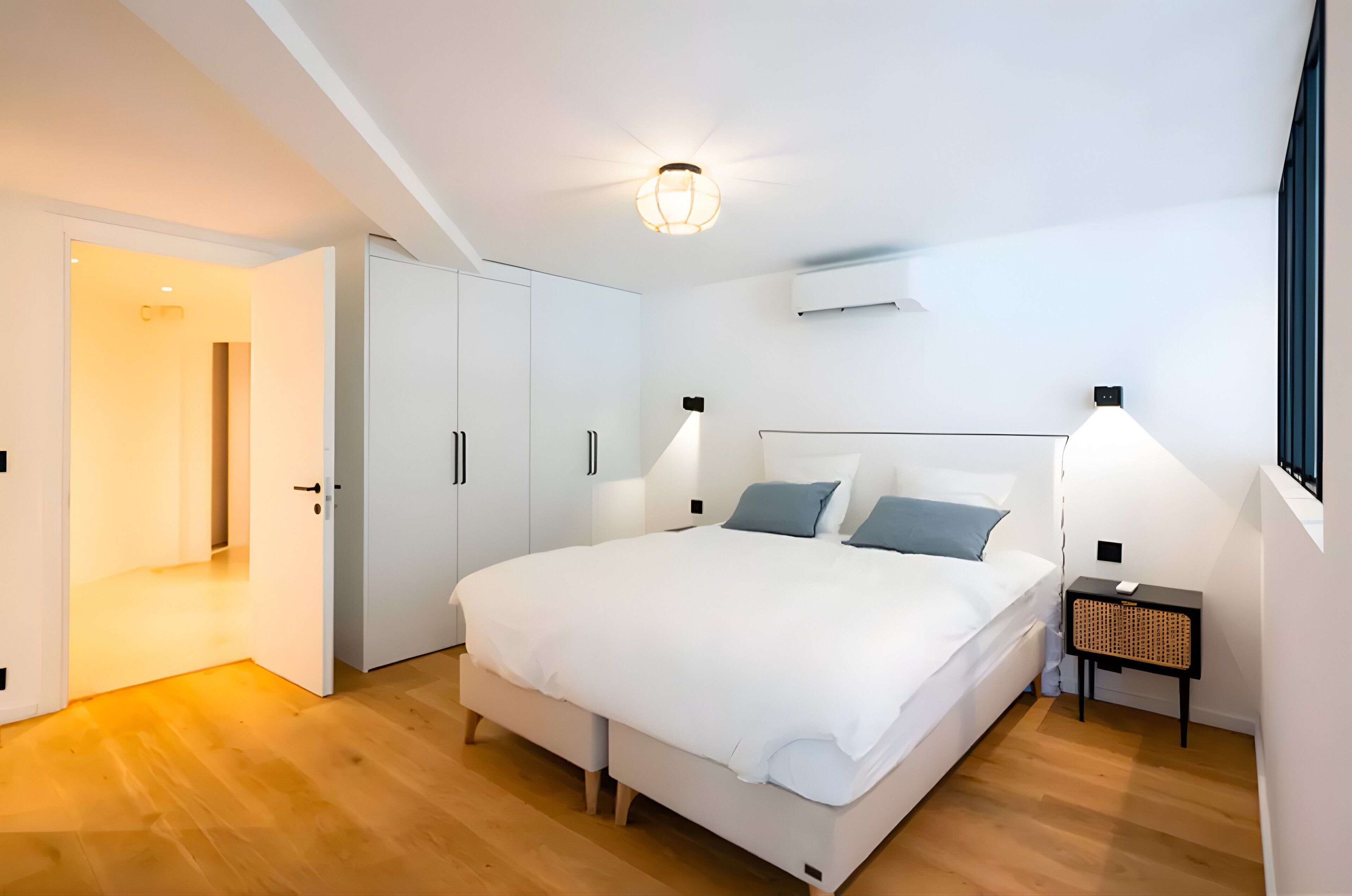 6 bedrooms, iron/ironing board, WiFi, bed sheets