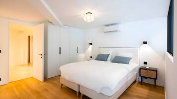 6 bedrooms, iron/ironing board, WiFi, bed sheets