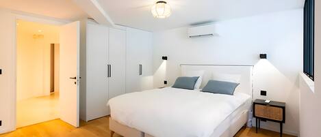 6 bedrooms, iron/ironing board, WiFi, bed sheets