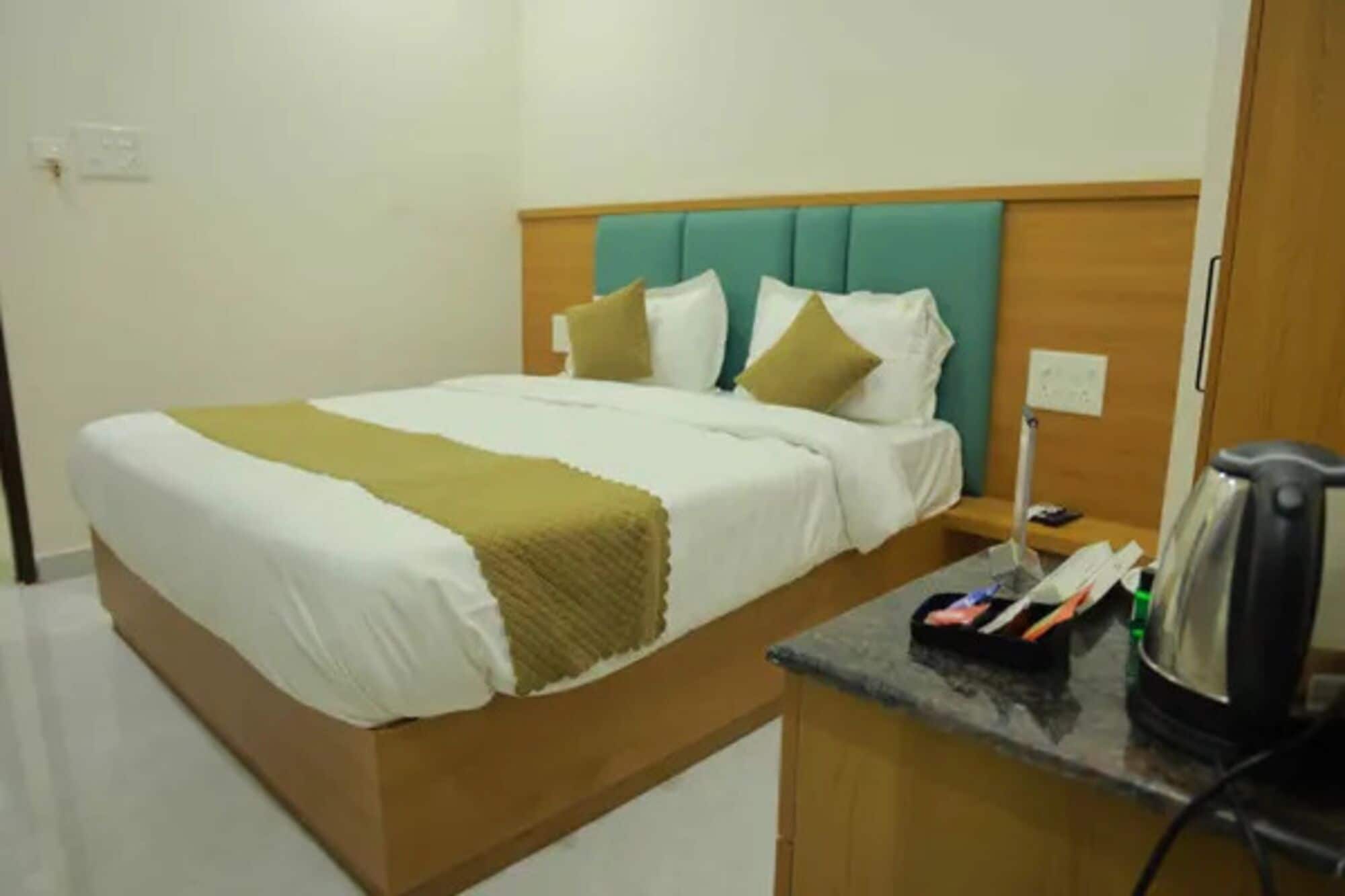 Une chambre d’hôtel équipée d’un lit, d’une table de chevet et d’une machine à café.