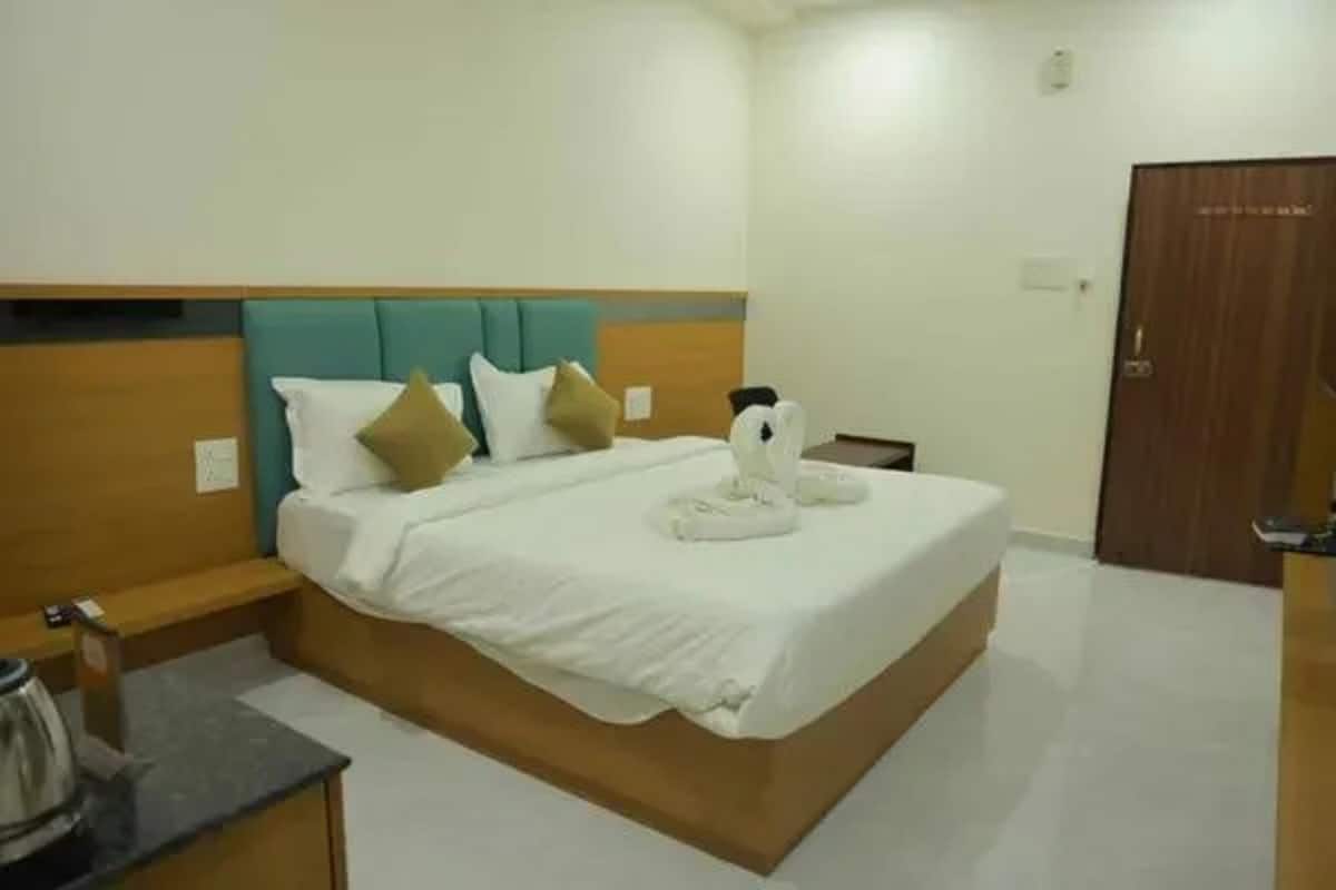 Egyptian cotton sheets, premium bedding, in-room safe, desk