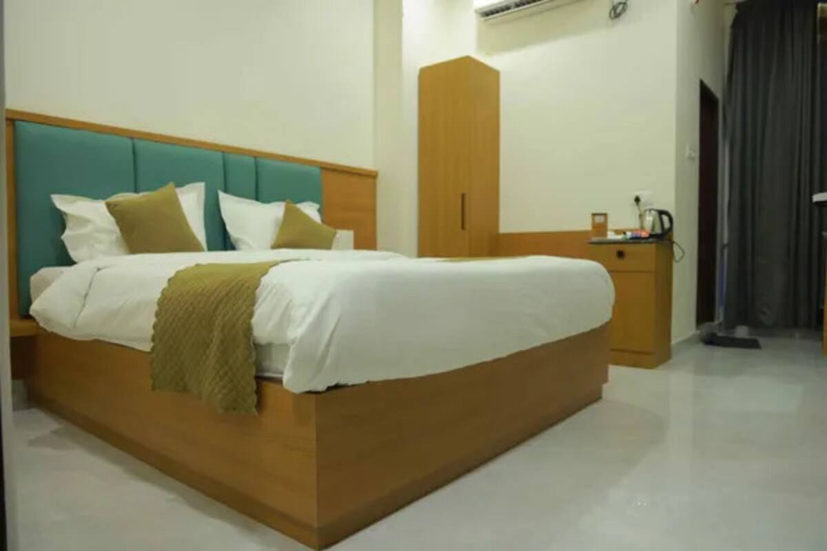 Egyptian cotton sheets, premium bedding, in-room safe, desk