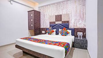 Egyptian cotton sheets, premium bedding, in-room safe, desk