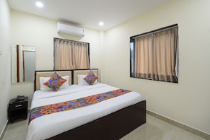 Deluxe Room | Egyptian cotton sheets, premium bedding, in-room safe, desk - Fabhotel Swagath Inn (Hyderabad)