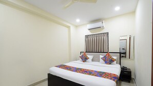 Egyptian cotton sheets, premium bedding, in-room safe, desk - Fabhotel Swagath Inn (Hyderabad)