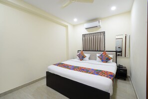 Egyptian cotton sheets, premium bedding, in-room safe, desk - Fabhotel Swagath Inn (Hyderabad)