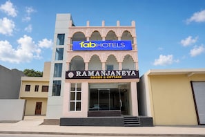 Front of property - Fabhotel Ramanjnaeya (Ayodhya)