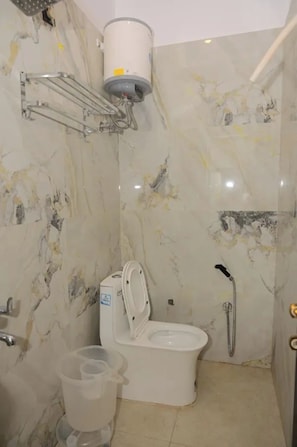 Dusche, Regendusche, kostenlose Toilettenartikel, Handtücher