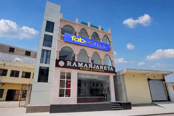 Front of property - Fabhotel Ramanjnaeya (Ayodhya)