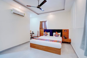 Egyptian cotton sheets, premium bedding, in-room safe, desk