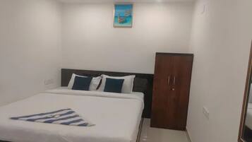 Egyptian cotton sheets, premium bedding, in-room safe, desk