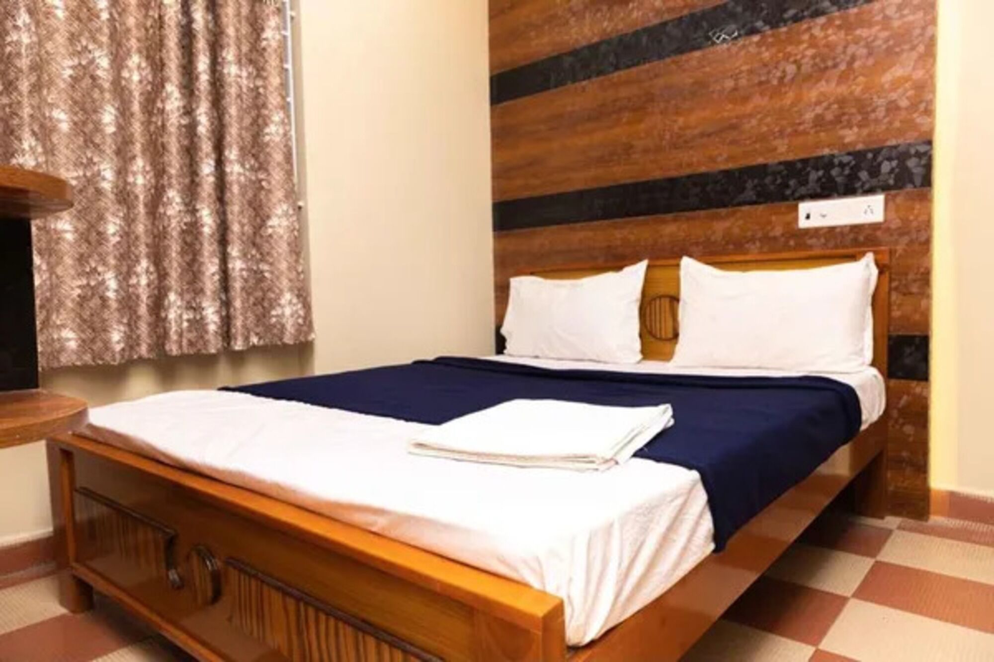 Egyptian cotton sheets, premium bedding, in-room safe, desk