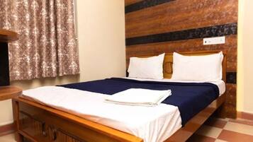 Egyptian cotton sheets, premium bedding, in-room safe, desk