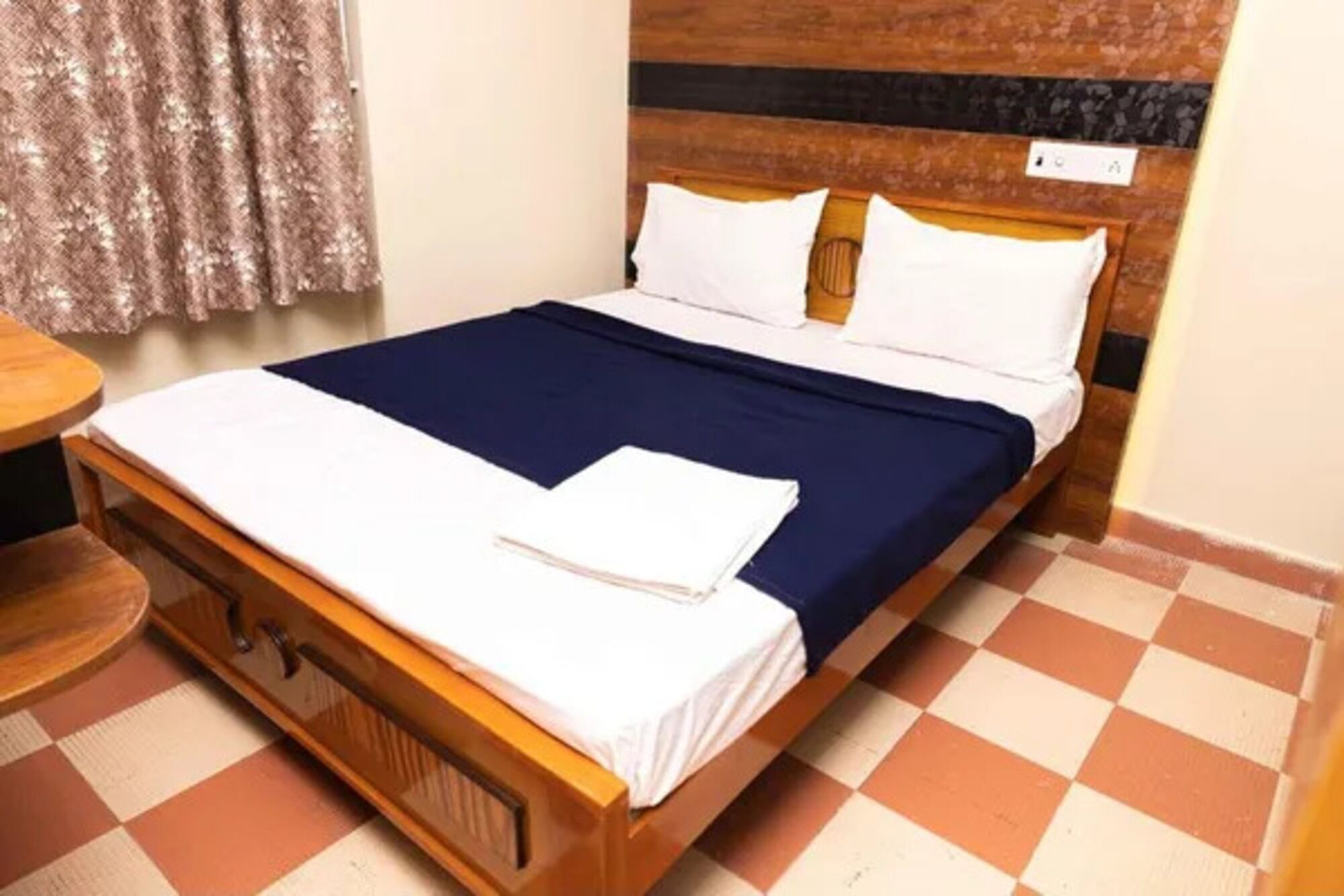 Egyptian cotton sheets, premium bedding, in-room safe, desk