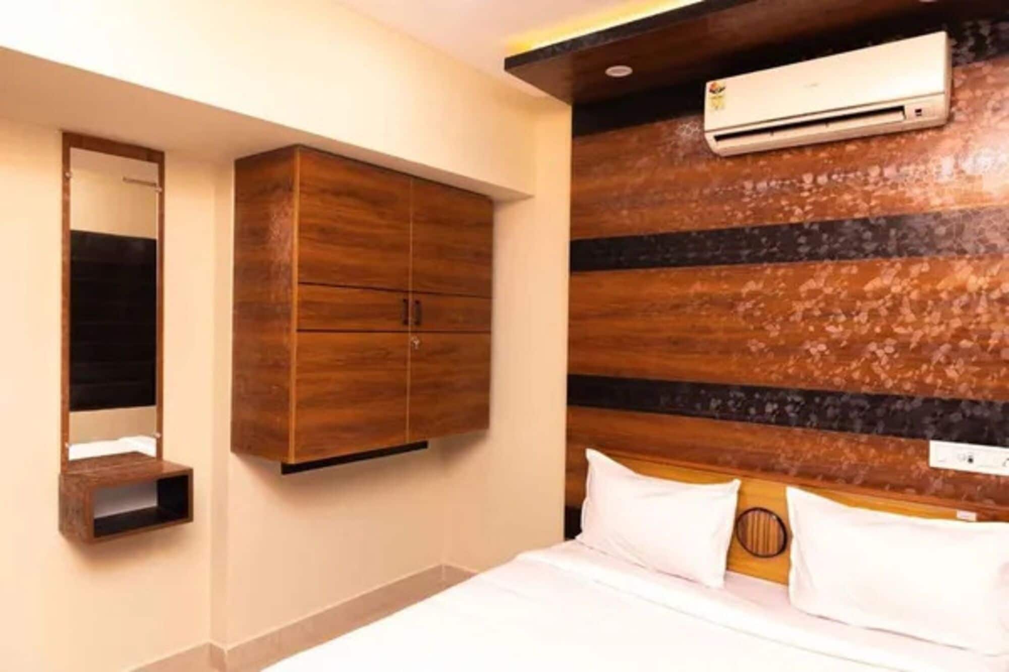 Egyptian cotton sheets, premium bedding, in-room safe, desk